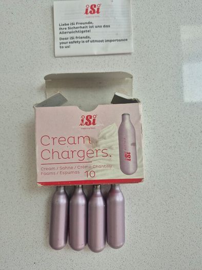 Cream dispenser