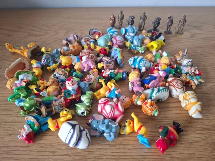Old Kinders toys   lot