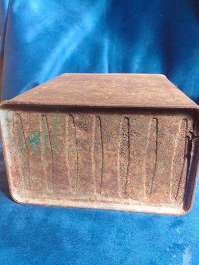 Pratt's 1920s antique fuel can