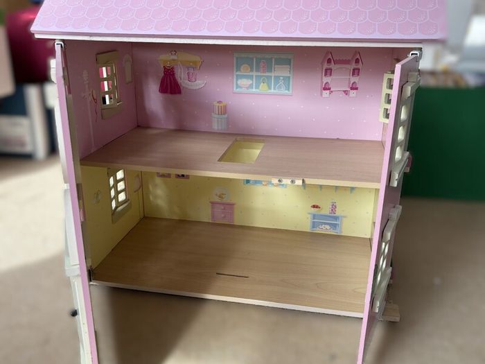 Le Toy Van Bay Tree Dolls House with furniture