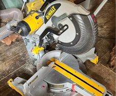 Dewalt 12 sliding mitre saw chop saw and stand