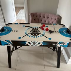 Air hockey table