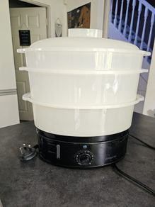 Food steamer with rice tray