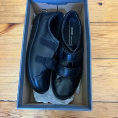 Ecco black leather adjustable strap shoes