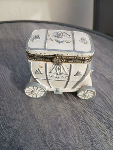 Presume Vintage Royal Waggon