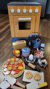 Toy oven and accessories