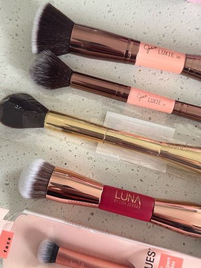 Makeup brushes new