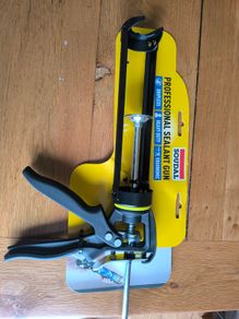Sealant gun and sealant