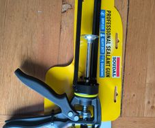 Sealant gun and sealant