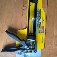 Sealant gun and sealant