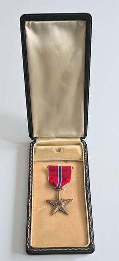 WW2 US Army Bronz Star Award + box