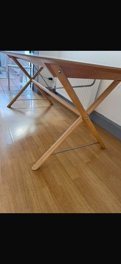 Free dining table