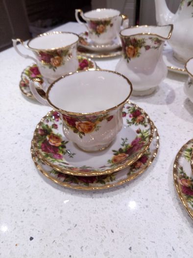 22 piece Tea set With Large Tea Pot Royal Albert Old Country Roses  For 6 Person Setting, Bone China