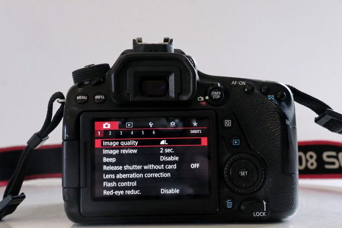 Canon EOS 80D + Sigma 18-250mm + 2 Batteries + 32GB Starter Kit