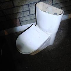 Toilet without cistern lid