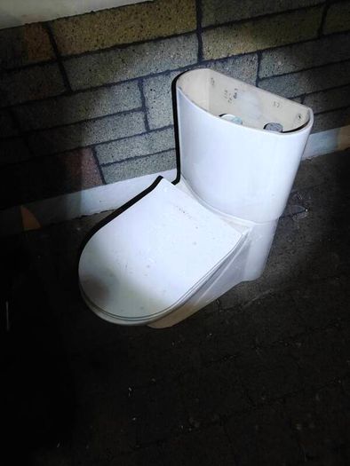 Toilet without cistern lid