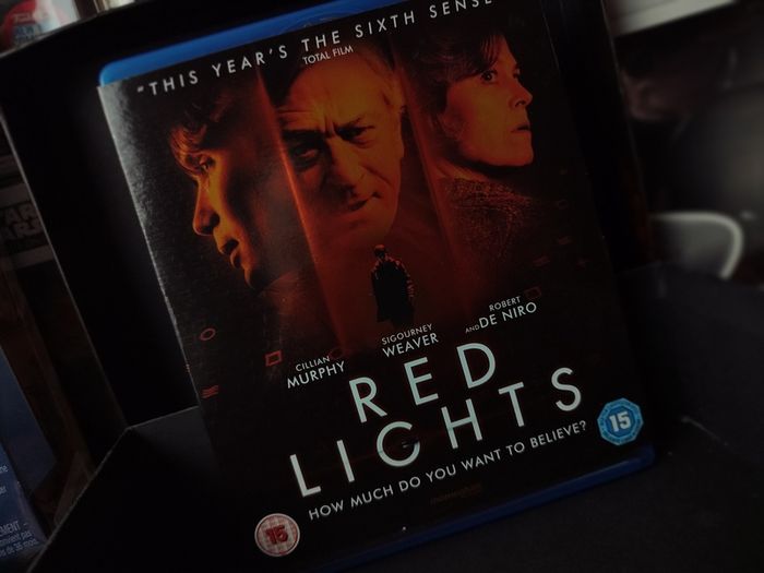 Red Lights ! This Years The Sixth Sense ! Blu-ray with Slipcase ! 2011 ! Robert De Niro ! Sigourney Weaver !