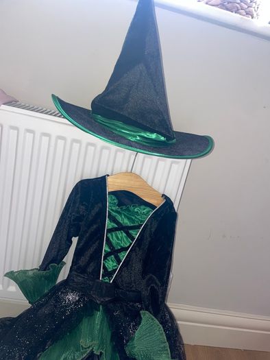 Girls witch Halloween costume