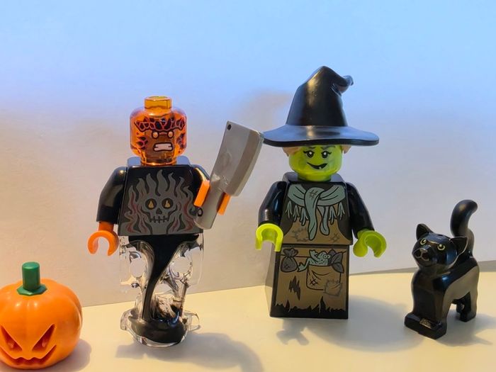 Lego minifigures and accessories