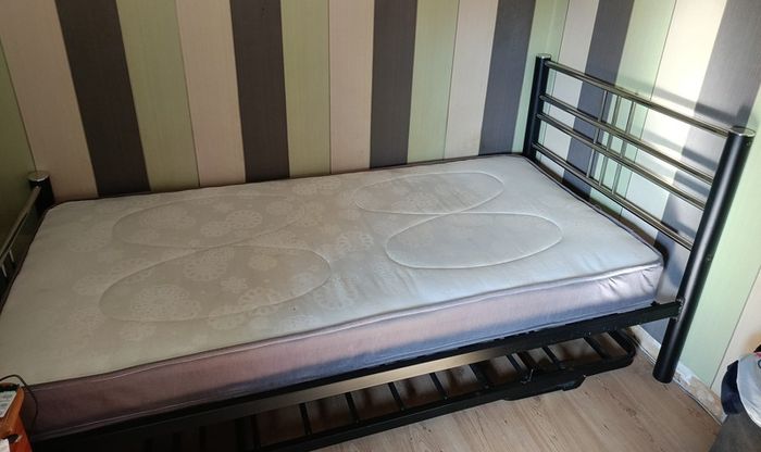 Single Metal Day Bed with Pull-Out Guest Bed & Mattress