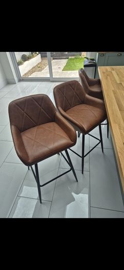 4 new bar stools
