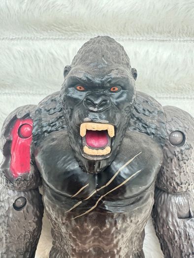 King Kong Legendary & WBEI Playmates approx 6 King Kong Wounded Arm Used Please see pictures