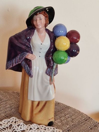 Vintage porcelain figurines family of balloon sellers by Royal Doultot . 85 euro each