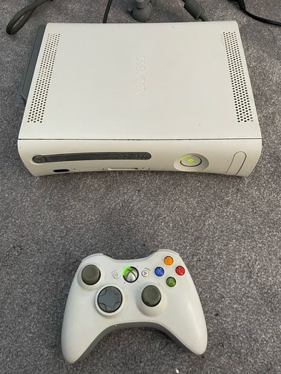 Xbox 360 60GB White Bundle - Refurbished Controller and 8 Games