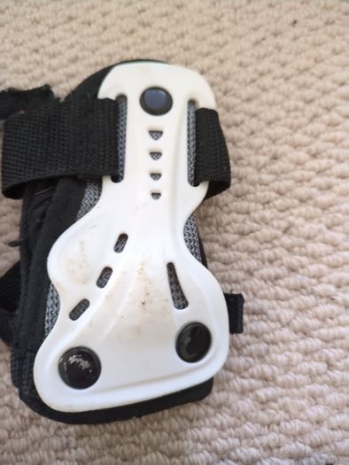 skateboard or rollerskate pads children