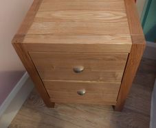 2 bedside lockers