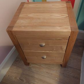 2 bedside lockers