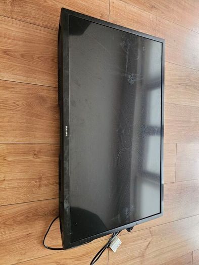 Samsung 32 inch LED smart TV, working but screen broken, can be repaired or for parts,