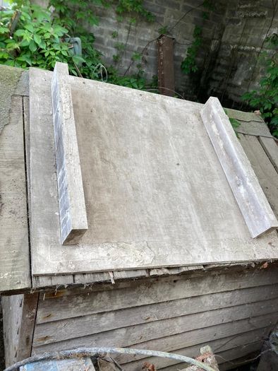 Very Strong Dog House picture does not do it justice but dry and Strong always kept in Garage.