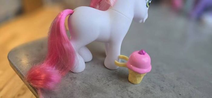 Strawberry Suprise with HTF accessory Scented MLP G3 My Little Pony 2005