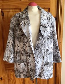 Ladies Gina.G lightweight blazer Eu 52 Uk 26 includes postage