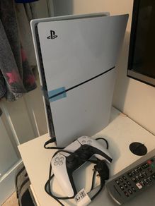 PS5 Digital Edition 825GB + Controller Excellent Condition