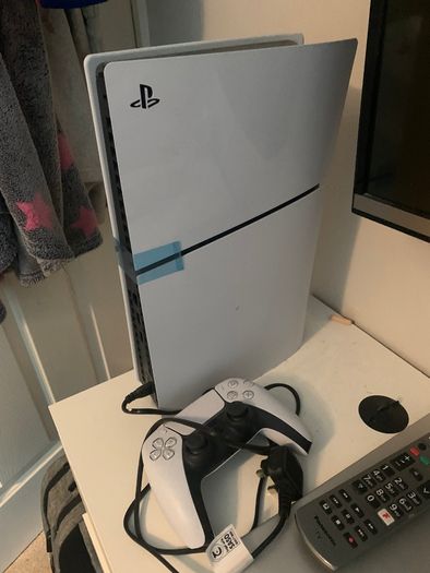 PS5 Digital Edition 825GB + Controller Excellent Condition