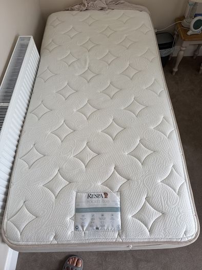 Single bed mattress & base