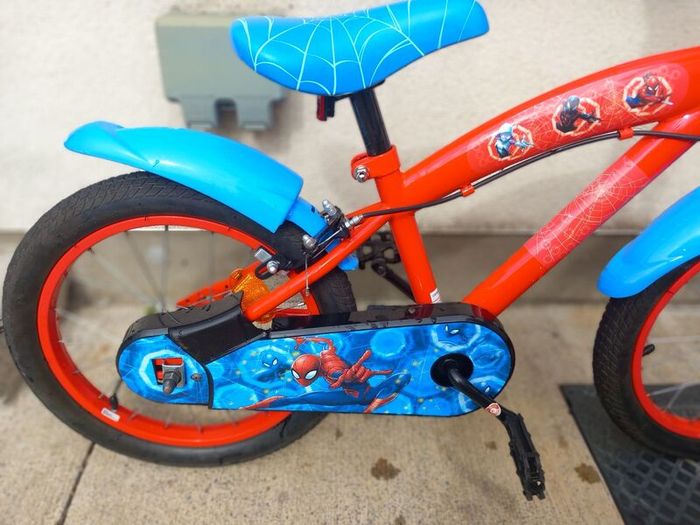 Kids spiderman bike size 16 inch wheels