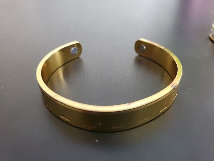 Magnetic bangles