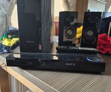 Samsung 3D Blu Ray DVD player with Remote and Surround System