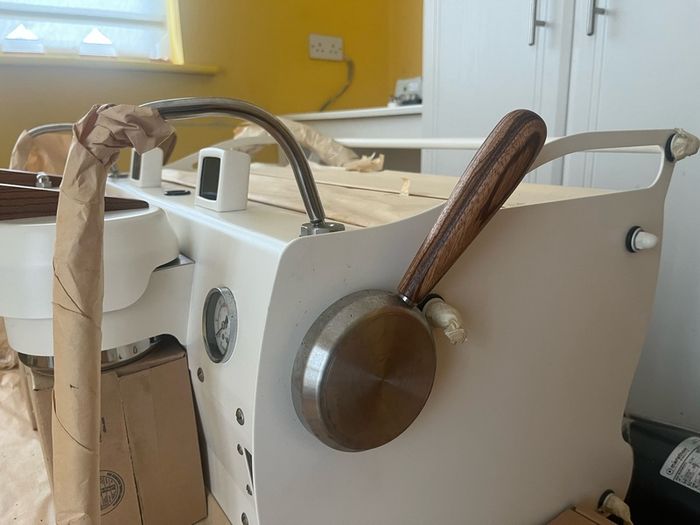 Synesso Syncra, White / Zebrawood