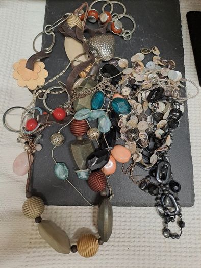 Various jewellery pieces