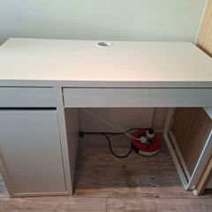Desk aprox 1 metre x 60 cm