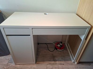 Desk aprox 1 metre x 60 cm