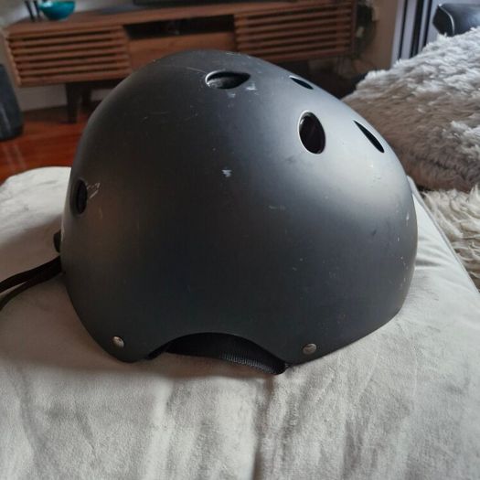 skatehut helmet black