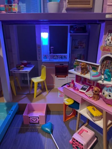 Barbie dream house like new + extras