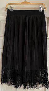 Ladies detailed pleated skirt