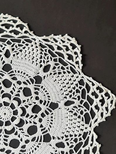 Vintage Handmade White Crochet Lace Doily serviette 35cm Round Floral Table Centrepiece