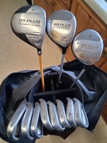 Ladies Golf Clubs.  Complete Matching Set Of Nickent Ladies Right Handed Golf Clubs in Very Good+ Condition.